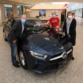 Übergabe des Hauptgewinns der 4. Lotterie, ein Mercedes-Benz