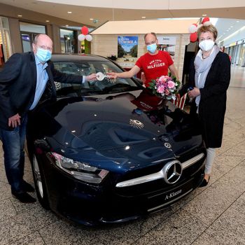 Übergabe des Hauptgewinns an Thomas Reich durch Dietmar Hoppe (links). Mit dabei, die Center-Managerin des Weserparks, Monika Mehrtens (rechts). Foto: Martin Rospek