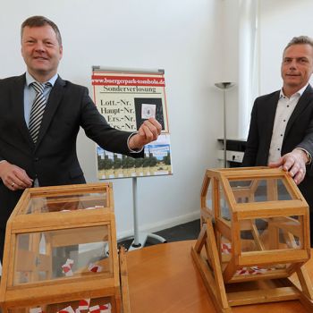 Das Gewinnerlos wurde gezogen durch Raimund Mehwald-Hoffmann (Notar) und Frank Thiele (Geschäftsführer HWT Hansen GmbH & Co.KG), Foto: Martin Rospek