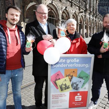 Übergabe des Gewinns aus der Sonderverlosung der Sparkasse