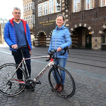 Übergabe der BIANCHI-Rennmaschine durch Velo-Sport an die glückliche Gewinnerin. Foto: Martin Rospek