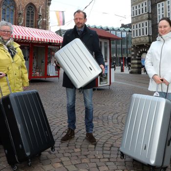 Übergabe des CHECK.IN Koffersets vom Sponsor Inspirion