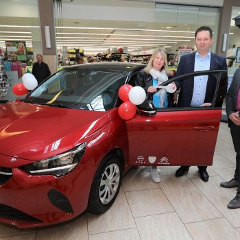 Übergabe des Opel Corsa durch die DELLO GmbH & Co. KG