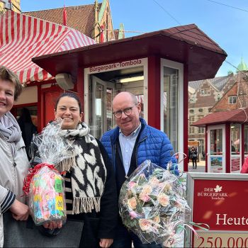 Monika Mehrtens, Centermanagerin Weserpark Bremen, Jana Reetz, Gewinnerin und Dietmar Hoppe, Geschäftsführer Bürgerpark-Tombola