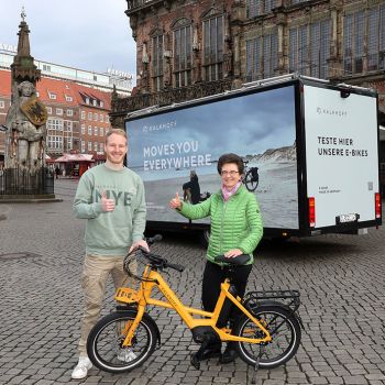 Tim Jost, Marketing-Mitarbeiter KALKHOFF Werke GmbH und Petra von Lührte, Gewinnerin
