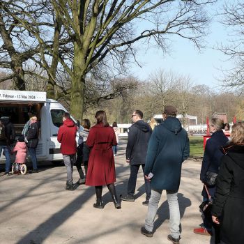 Losverkauf im Bremer Bürgerpark mit dem tombomobil
