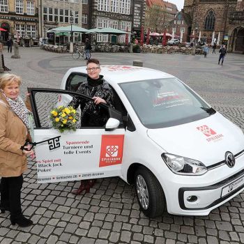 Christine Fugger, Direktions – Assistenz Spielbank Bremen Annika Allert, Gewinnerin, Foto: Martin Rospek