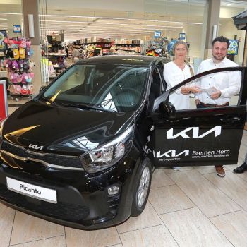 Übergabe des Kia Picanto an die glückliche Gewinnerin (links) durch den Sponsor Autohaus Werner und das Center-Management der Berliner Freiheit.