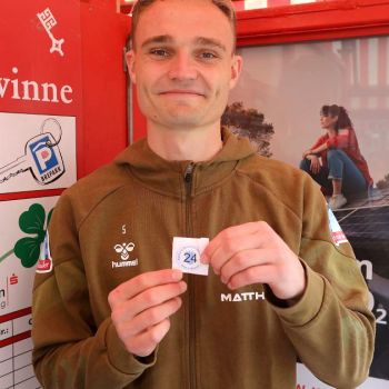 Werder Bremen-Spieler Amos Pieper hat die Glückszahlen gezogen. // Foto: Martin Rospek