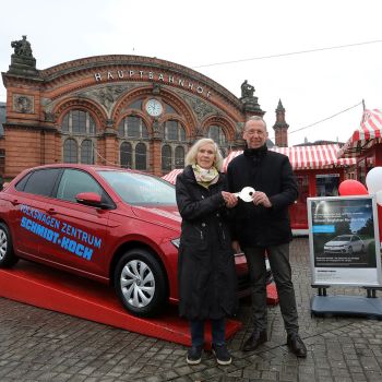 Auto Übergabe: Links: Margrit Buchholz, Gewinnerin Rechts:  Jöry Meyn, Schmidt+Koch, Foto: Martin Rospek